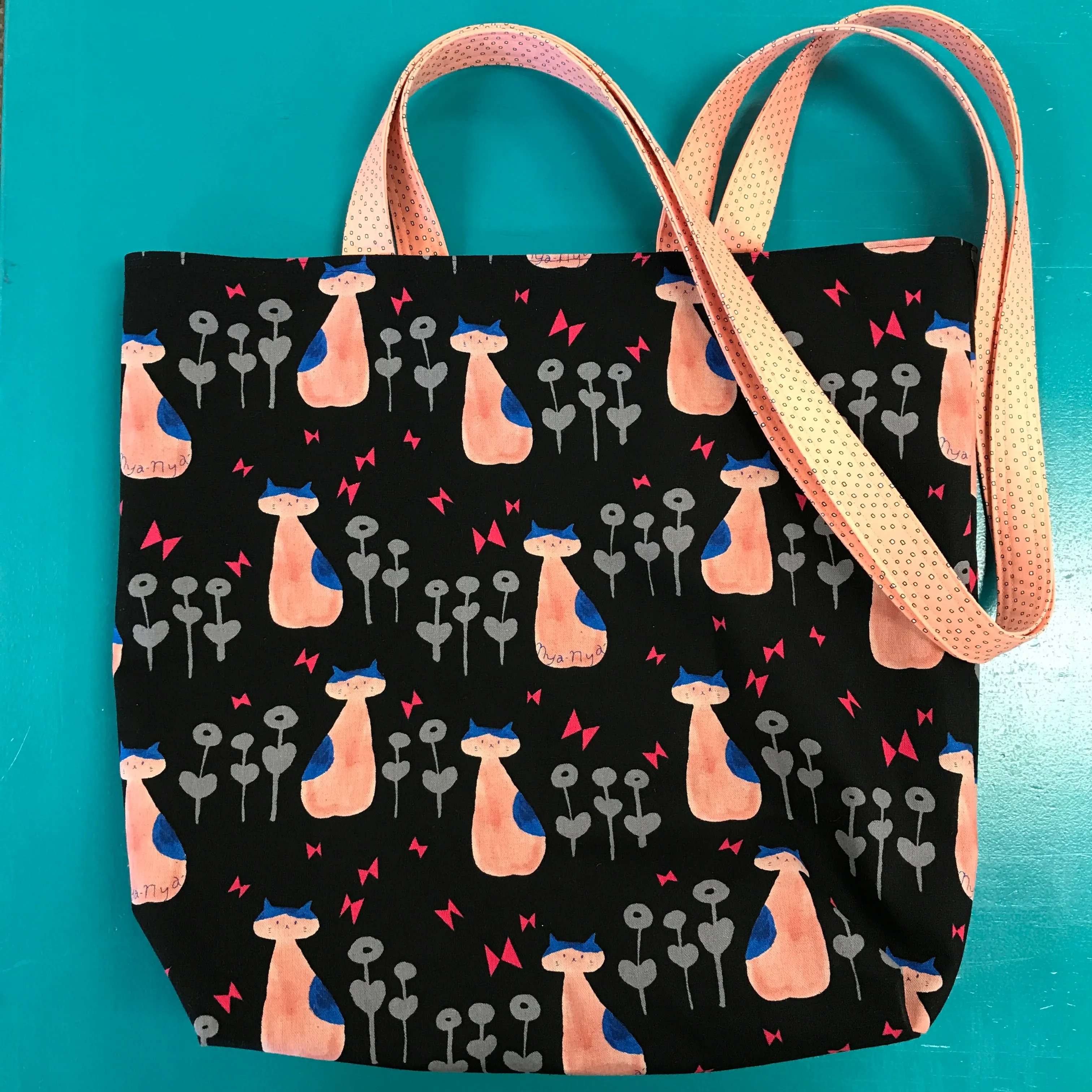 Basic Tote Midnight Geometric