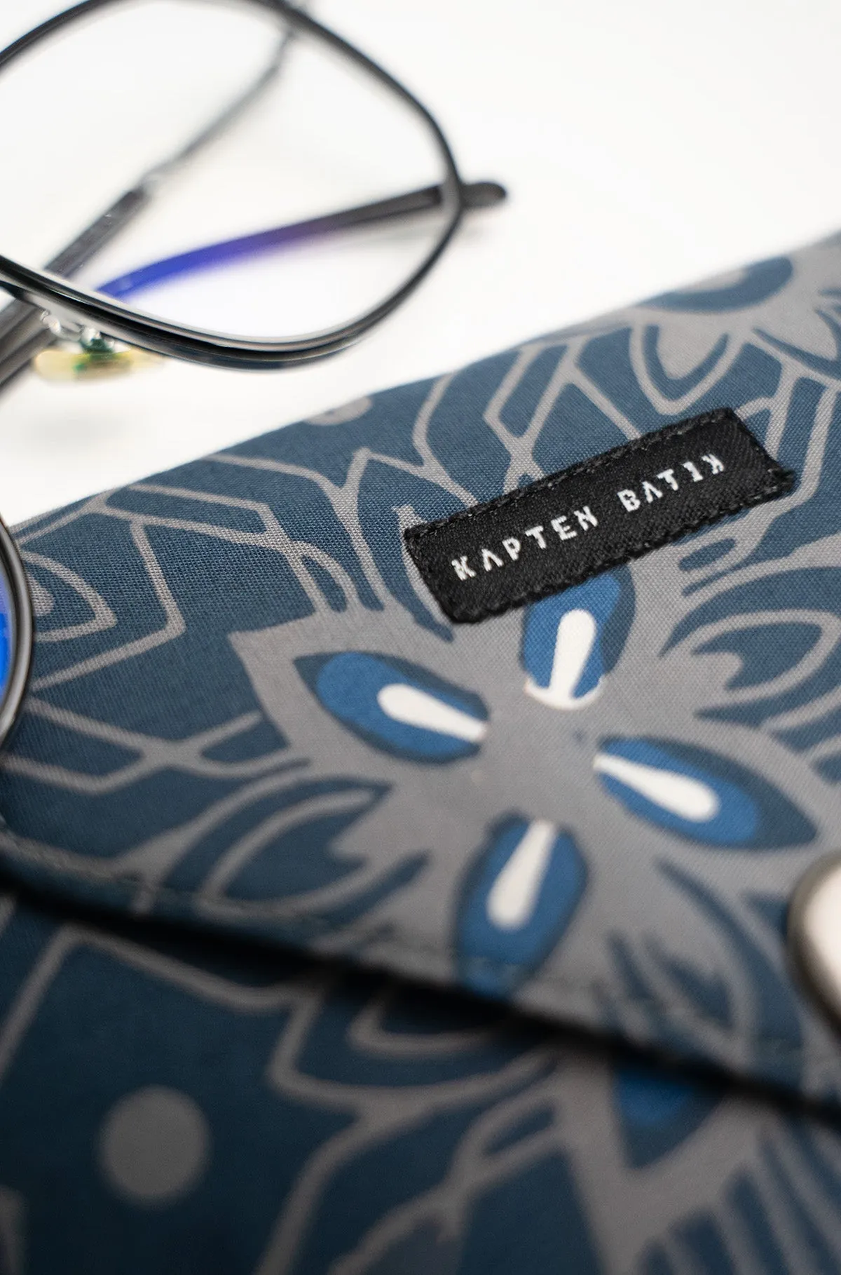 [ONLINE EXCLUSIVE] Kapten Batik Sunglasses Pouch