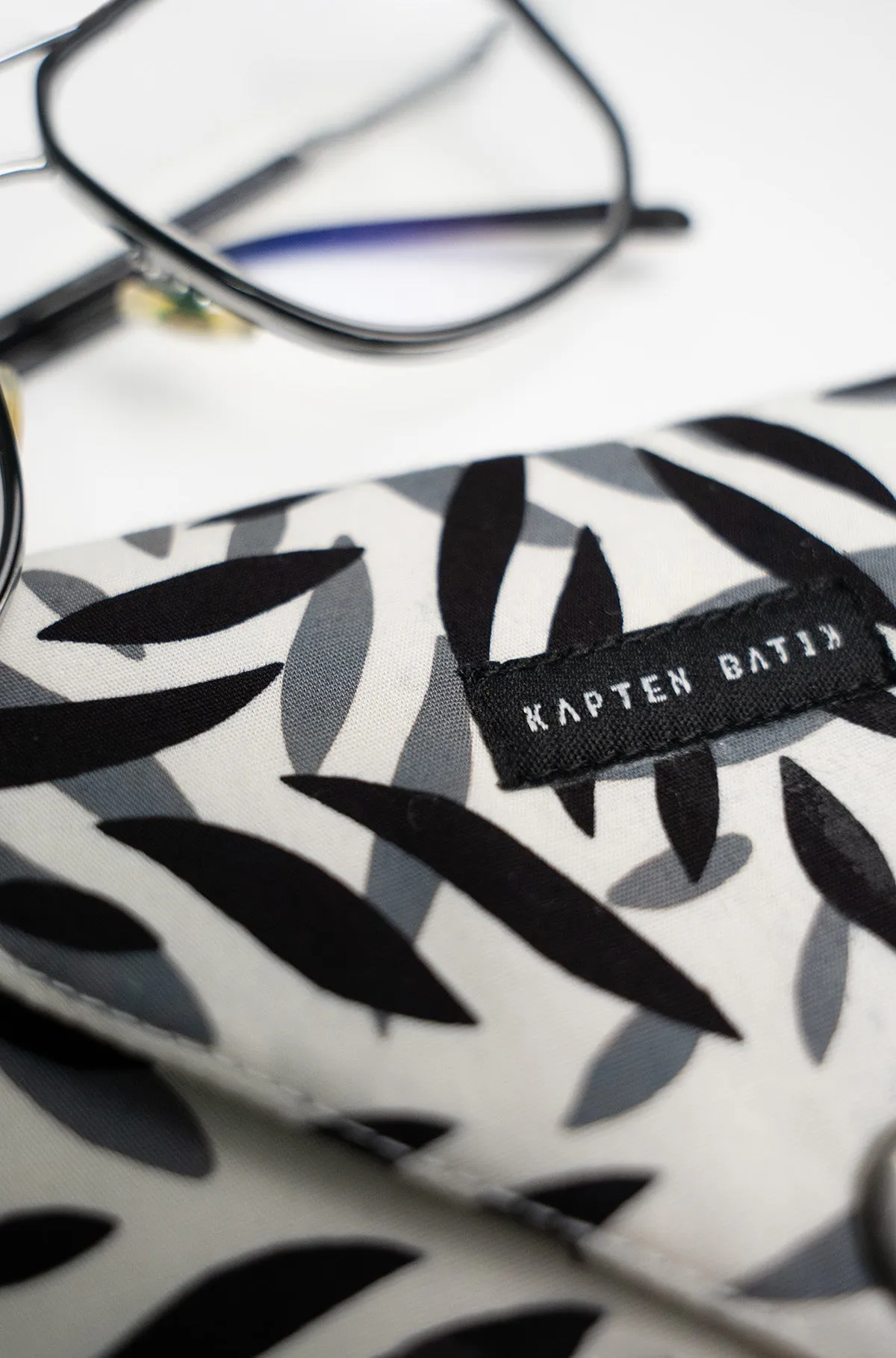 [ONLINE EXCLUSIVE] Kapten Batik Sunglasses Pouch