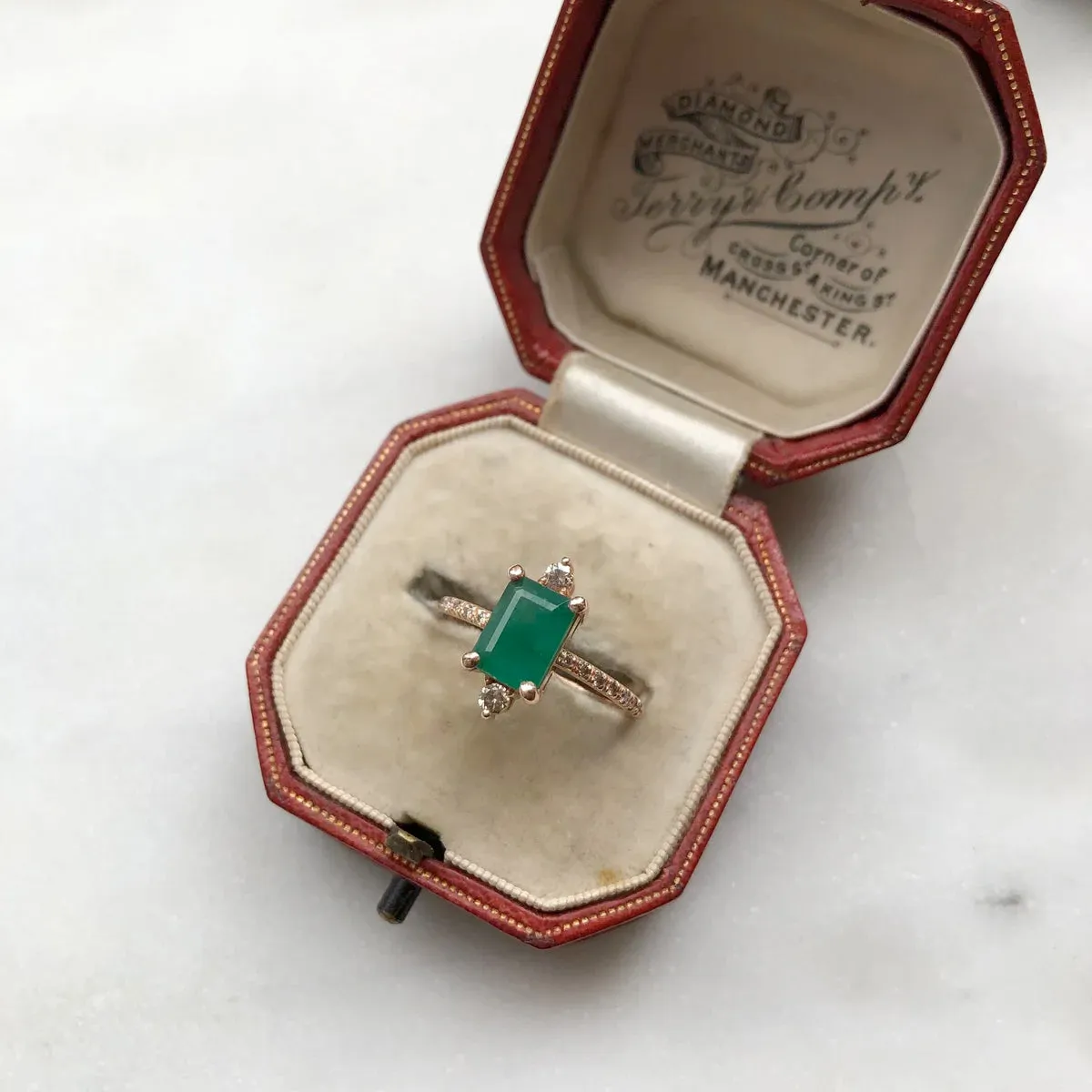 Sparkling Emerald Ring